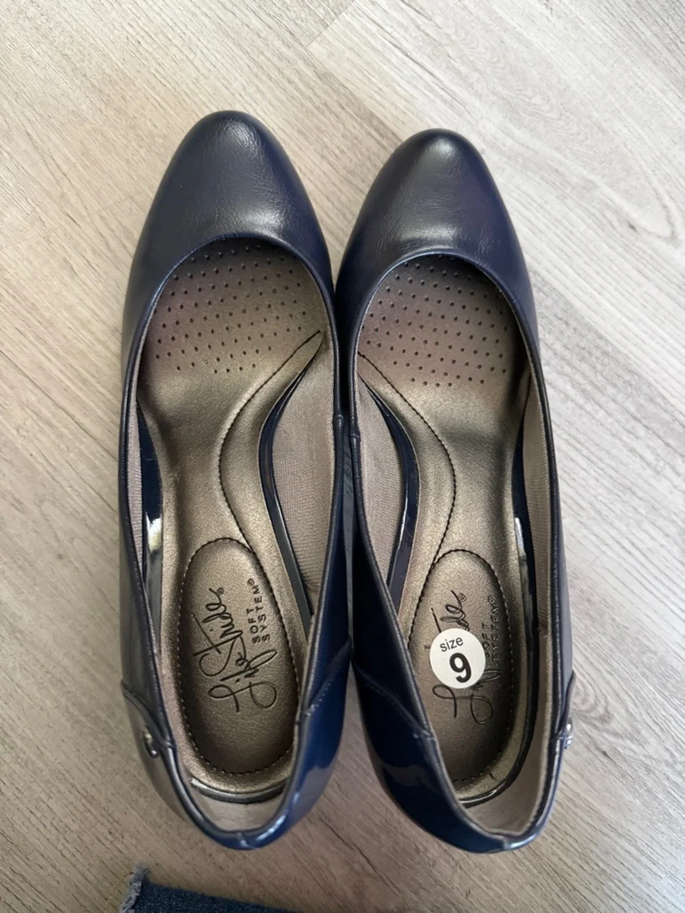 Life Stride Navy Faux Leather Mid Heel Pumps Size 9 - Picture 2 of 12